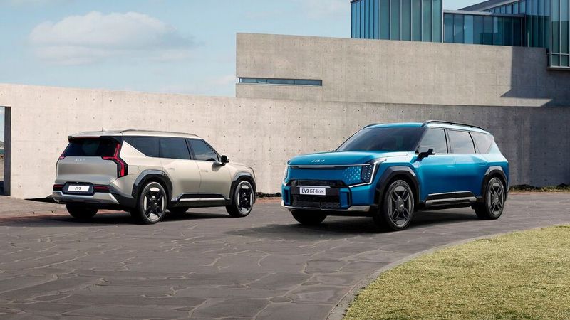 Der Kia EV9 ist ziemlich kastenförmig konstruiert, will aber kein Kastenwagen, sondern ein vollwertiges Familienfahrzeug sein. (Bild: Kia)