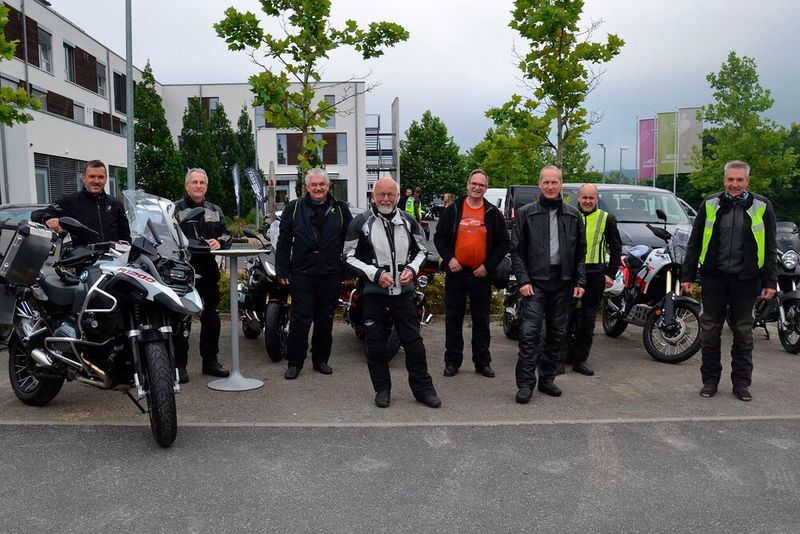 Los gehts: Am Freitag stand eine 260-Kilometer-Runde durch den Spessart auf dem Programm. Hier macht sich Gruppe 9 mit Tourguide Wolfgang Michel bereit zur Abfahrt. (Dotzler, Dominsky, Lacher, Maderner, Michel, Rosenow, Schweitzer/»kfz-betrieb“)