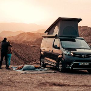 Die Firma Hymer verwandelt ihn in einen Reisemobil-Van mit Klappdach.(Bild:  Hymer)