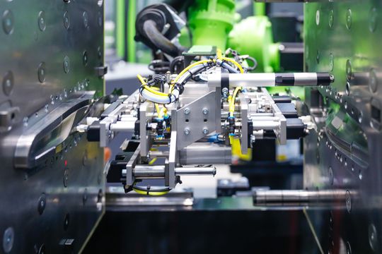 Automatisiertes Handling im Werkzeugbereich: Präzise Prozessschritte direkt in der Spritzgießform.(Bild:  Engel)