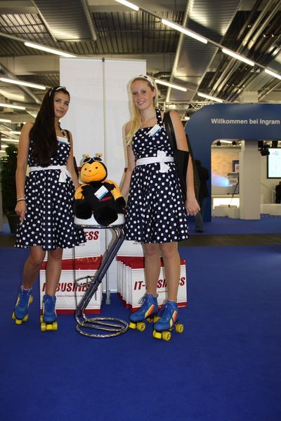 Zwei nette Bienchen mit der IT-Bee (Archiv: Vogel Business Media)