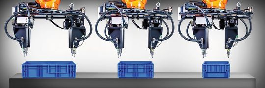 Das 3D-Messsystem ermittelt die jeweilige Kistengröße – der Multifunktionsgreifer passt sich dem betreffenden KLT an.(Bild:  Polyplan)