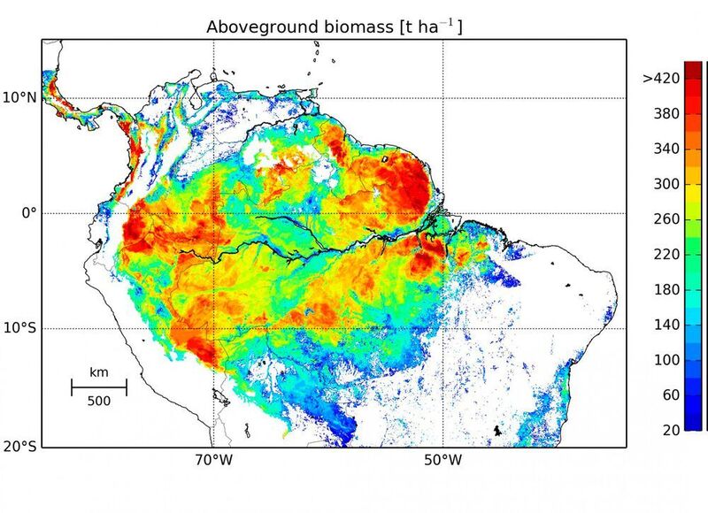 Waldbiomasse im Amazonas im Jahre 2005. Durch die Verknüpfung des Waldmodells Formind mit Daten des Satelliten ICESat konnte eine detaillierte Biomassenkarte erstellt werden. Insgesamt waren demnach 76 Milliarden Tonnen Kohlenstoff im Amazonas-Regenwald gebunden. Regionen mit einer roten Einfärbung zeigen Gebiete mit besonders viel Biomasse. (Rödig et al., Global Ecol Biogeogr. 2017)