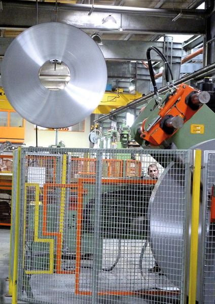 Bei Welser in Gresten (Österreich), werden die Profile aus unterschiedlich breitem Bandmaterial hergestellt, das vom Coil abgearbeitet wird. Bild: Kuhn (Archiv: Vogel Business Media)