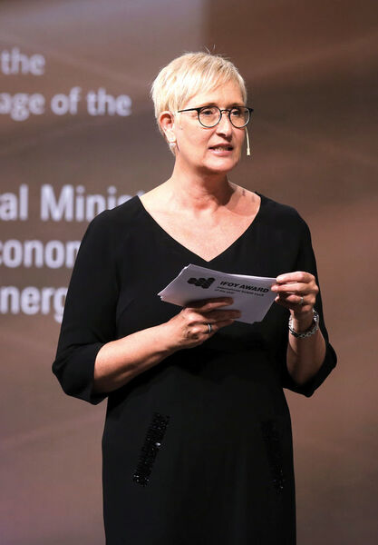 Anita Würmser, Initiatorin des IFOY-Awards und Vorsitzende der Jury, moderiert traditionell den IFOY-Gala-Abend. (IFOY)