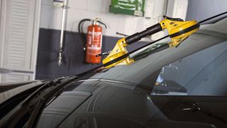 Wenn die Autoscheibe ausgetauscht werden muss, beauftragen viele Kunden  Autoglaswerkstätten und nicht ihre Kfz-Werkstatt. (Bild: gemeinfrei)