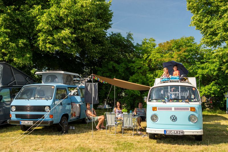 Fast wie aus dem Prospekt: Familie Schulz im Doppel-Camp. Lucy und Emily Schulz genießen ihren Platz an der Sonne. (Bild: Kai-Uwe Knoth)