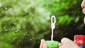 Für die einen der blanker Horror, für die anderen ohnehin eine Seifenblase: Fehlerloser Code per KI.  (Bild: © Jonathan Schöps - stock.adobe.com / KI-generiert)