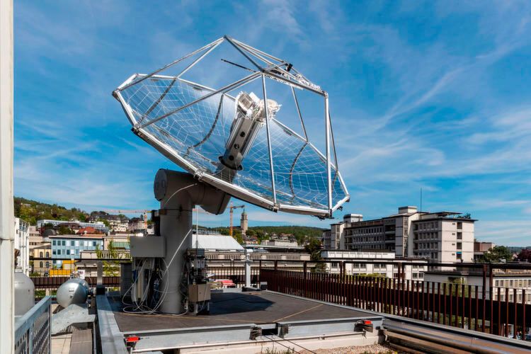 Treibstoff aus Sonnenlicht und Luft:
Forscher des ETH Zürich ist es gelungen, aus konzentriertem Sonnenlicht und Luft einen flüssigen Kraftstoff herzustellen. Bei der Verbrennung setzen die Treibstoffe nur soviel CO2 frei, wie zuvor der Luft entnommen wurde. CO2 und Wasser werden direkt aus der Umgebungsluft abgeschieden und mit Solarenergie aufgespalten. Das Produkt ist Syngas, eine Mischung aus Wasserstoff und Kohlenmonoxid, welches anschließend zu Kerosin, Methanol oder anderen Kohlenwasserstoffen verarbeitet wird.
 (ETH Zürich / Alessandro Della Bella)