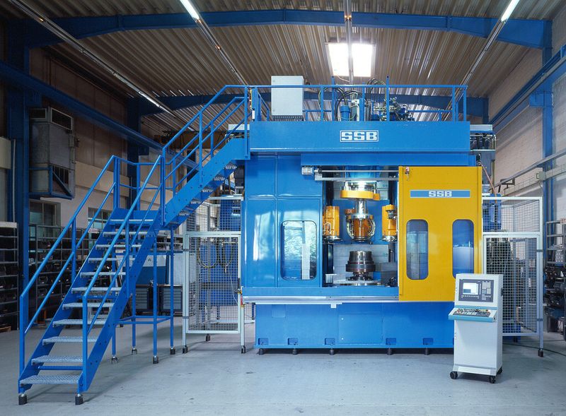 Bild 5: Die Drückmaschine aus der VDZ-Serie ist Bestandteil der speziellen SSB Turn-key-Lösung. (Bild: SSB-Maschinenbau)