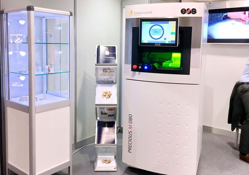 Auf dem Stand von Springmann zeigte Cooksongold sein DMLS-Verfahren für Edelmetalle live vor dem Messepublikum.  (Anne Richter, SMM)