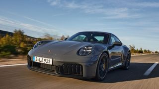 Porsche bringt Ende 2024 den 911 GTS mit neuem T-Hybrid-Antrieb auf den Markt. (Bild: Porsche)