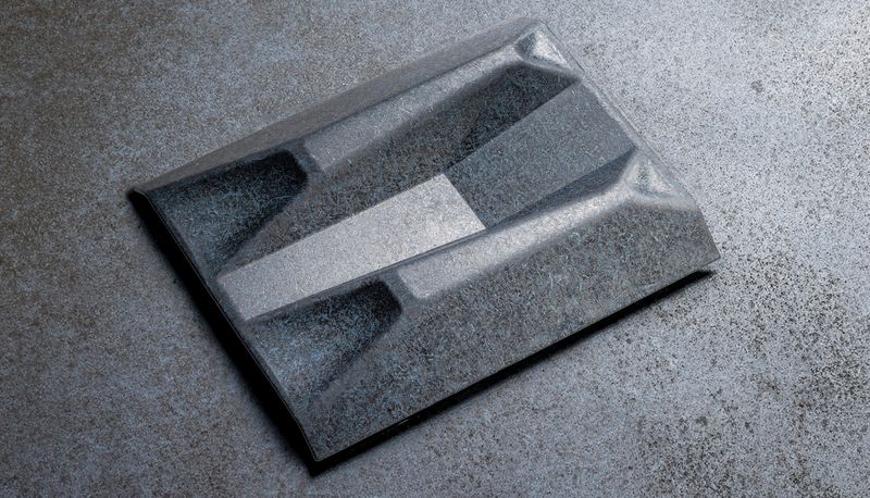 Ein speziell entwickelter Oberflächenaufbau auf PP-Basis verbindet sich unter Hitze und Druck mit dem Naturfaserverbund zu einer stabilen Matrix. (Bild: Leonhard Kurz)