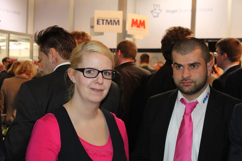 Am Dienstagabend wurde bei der Vogel Business Media am Messe-Stand in Halle 9 traditionell auf eine erfolgreiche Hannover Messe 2014 angestoßen. Gute Gespräche und Live-Musik von der Band „Famos“ sorgten bei den zahlreichen Standpartygästen für eine ausgelassene Stimmung. (Siegl/Vogel Business Media)