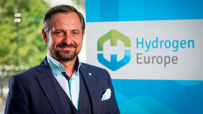 Jorgo Chatzimarkakis vom europäischen Verband für Wasserstoff hält nur einen Weg für sinnvoll, um die Klimaziele zu erreichen: den der Technologieoffenheit. Dazu gehören auch E-Fuels, die übergangsweise in den Autotanks landen könnten.(Bild:  Hydrogene Europe)