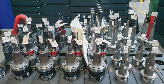 (Die voreingestellten Werkzeuge stehen zum Einlagern ins Unibase-Ausgabesystem bereit. Bild: Mapal)