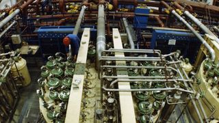 Eine zentrale Kälteanlage für die Heliumversorgung. Wie solche Anlagen geplant, ausgelegt und gebaut werden, soll im VDI-Wissensforum Seminar "Kälteanlagenbau" vermittelt werden. (Bild: DESY)