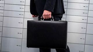 Da geht es über dunkle Kanäle hin, das sauer verdiente Geld! In Sachen Wirtschaftsbetrug und Veruntreuung gibt es jetzt aber neue Erkenntnisse. Demnach richten unbekannte Täter deutlich weniger finanziellen Schaden an als manch eigener Mitarbeiter ... (Bild: K. Schlenzer)