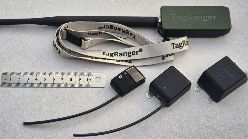 Improved tracking: The tags and the finder use a hybrid wireless architecture. The LoRaWAN protocol is used for longer distances, while the UWB unit is used only at close range for precise localization.(Image: AntennaWare)