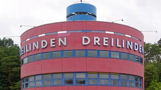 Der markante Rundbau der einstigen Tank- und Raststätte Dreilinden in Berlin soll ein Veranstaltungsort der König-Gruppe werden. (Bild: Potsdamer Chaussee 61A (Berlin-Nikolassee) Raststätte.jpg / Bodo Kubrak / CC BY-SA 4.0)