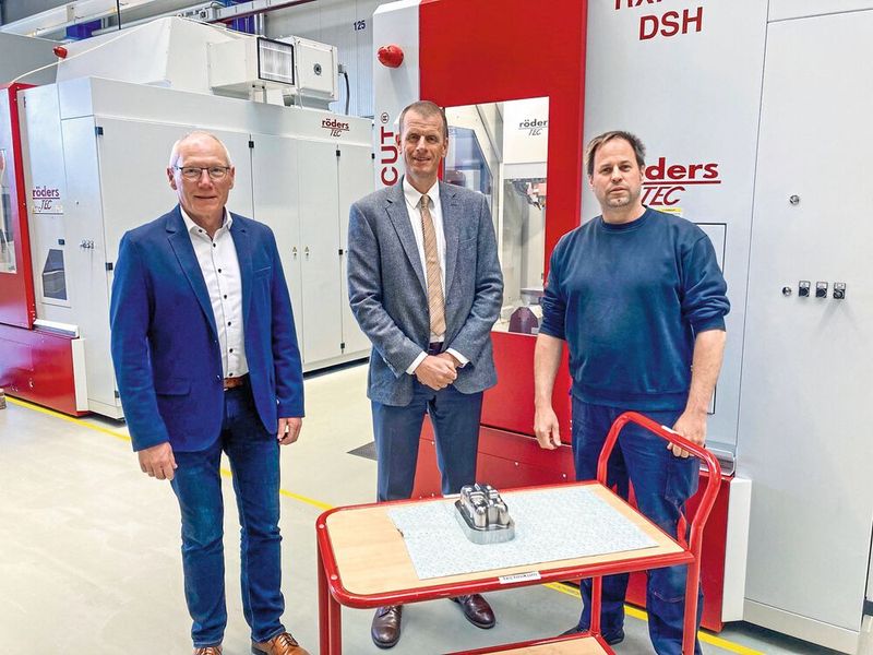 Dr.-Ing. Oliver Gossel, Vertriebsleiter Maschinenbau der Röders GmbH (Mitte), mit Karsten Wolff, Gebietsverkaufsleiter Mapal (l.), und Mario Wilkemeyer, Leiter Technikum der Röders GmbH (r.).   (Bild: Mapal)