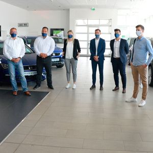 Zum Jurybesuch zählte der obligatorische Rundgang durch das Nürnberg Haupthaus der Gruppe.(Bild:  Achter/»kfz-betrieb«)