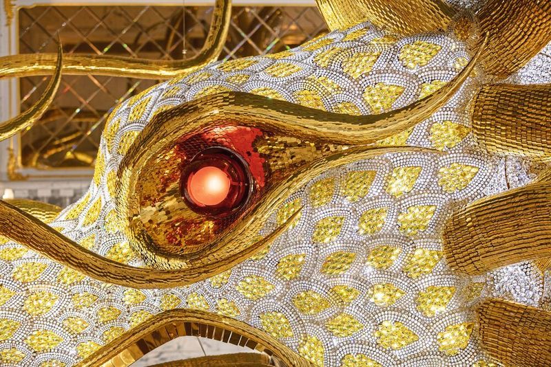 Durch die programmierten RGBW-LED-Chips wirken die Kristalle wie ein riesiger Bildschirm, der der Form des Drachenkörpers folgt. Jede Lichtquelle kann zwischen rotem, grünem, blauem und weißem Licht wechseln.  (Lasvit)