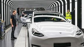 Die erste Hälfte ist da! Die Rekrutierung Tausender neuer Mitarbeiter für das Tesla-Werk in Grünheide bei Berlin läuft auf vollen Touren, denn die ersten 1.000 neuen Beschäftigten sind bereits eingestellt, um den Produktionshochlauf zu ermöglichen ... (Bild: P. Plau / dpa)