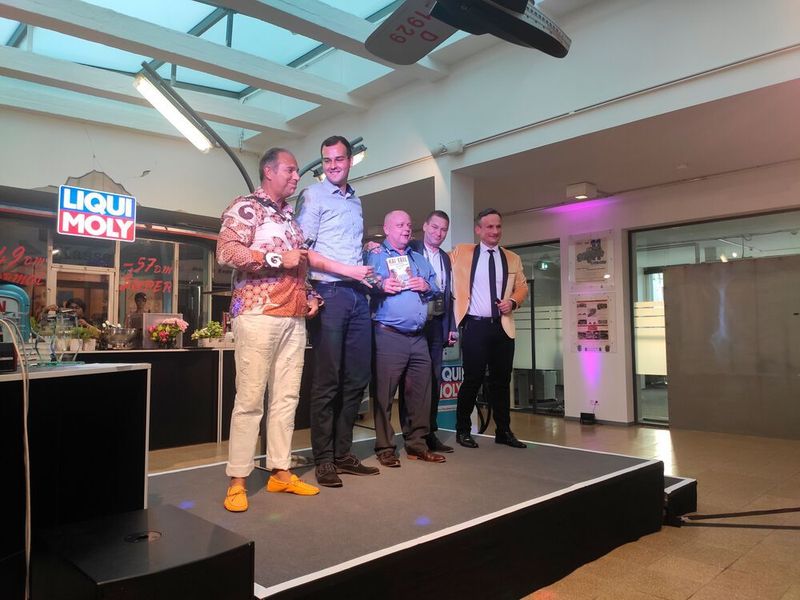 Den Award für das Systemhaus mit der besten Performance kann Bechtle in Empfang nehmen. Rechts im Bild ist Wojtek Rudko zu sehen, Head of Sales Storage bei Samsung, der vor allem den hohen Umsatz von Portable-SSDs herausstellt. (Vogel IT-Medien)