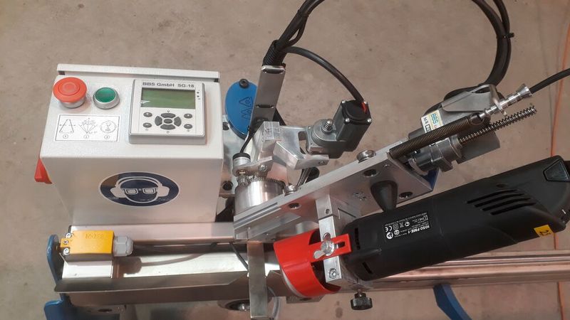 Der Winkelsensor ETI25 von Megatron ist über ein Zahnrad direkt mit der Schwenkeinrichtung des Schleifgeräts verbunden. (Bild: BBS GmbH)