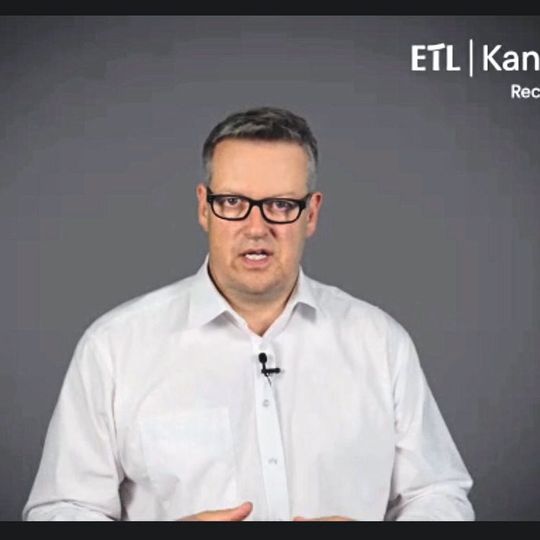 Verkehrsfachanwalt Henning Hamann zeigte den Teilnehmern des ZKF-Branchentreffs, wie sie sich vor Regressansprüchen der Versicherer schützen können. Verkehrsfachanwalt Henning Hamann zeigte den Teilnehmern des ZKF-Branchentreffs, wie sie sich vor Regressansprüchen der Versicherer schützen können.
