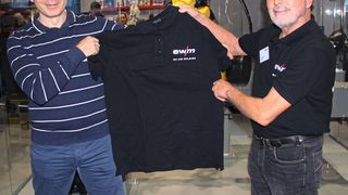 Andreas Euen (l.), Geschäftsführer der H. Euen GmbH und Bernd Szczesny, Vorstandvorsitzender der EWM AG, heben am ersten Euroblech-Tag die EWM-Euen GmbH aus der Taufe. (Königsreuther)