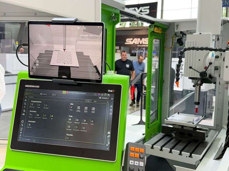 Gamification: An einer Education4.0-Maschine von Weiler lernen Auszubildende spielerisch mit der Fräsmaschine umzugehen. (Bild: Stefanie Michel)