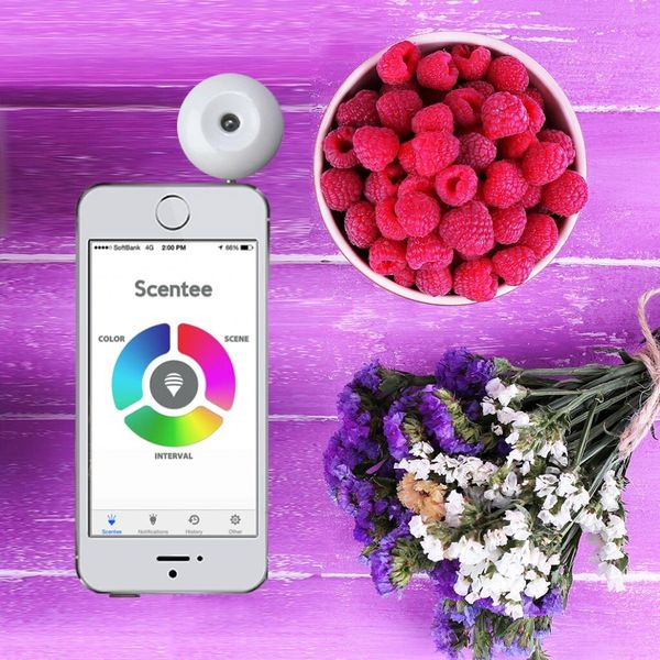 Der „Scentee Smartphone Duftzerstäuber“ ist ein tragbarer Lufterfrischer. Per App kann beispielsweise eingestellt werden, dass ein Duft versprüht wird, wenn eine E-Mail ankommt. Bei Radbag.de kostet der Duftzerstäuber 37,95 Euro. (www.radbag.de)