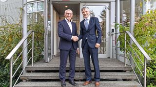 Stabwechsel bei der technischen Leitung: Lorenz Geiger (links) übergibt seine Position bei der Schreiner Group an Martin Moser. Er selbst übernimmt als Senior Management Consultant Operations Group übergeordnete, strategische Aufgaben. (Bild: Schreiner Group)