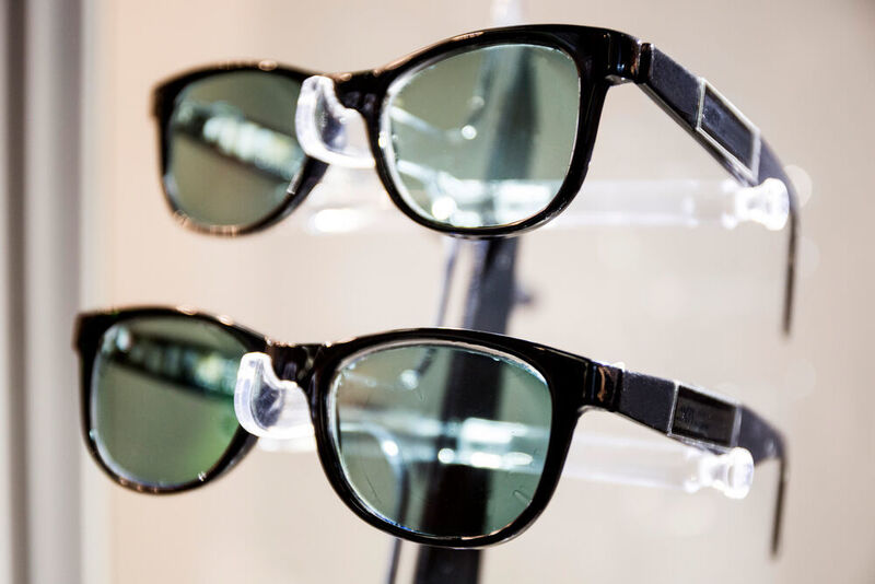 Smarte Sonnenbrille: Die Sonnenbrille versorgt sich selbst mit Strom, um die Sonneneinstrahlung und Umgebungstemperatur zu messen und anzuzeigen. Die eingepassten Solarzellen-Gläser sind jeweils 1,6 Millimeter stark und etwa sechs Gramm schwer - ähnlich wie die Gläser einer herkömmlichen Sonnenbrille.  (Messe München / T. Koy)