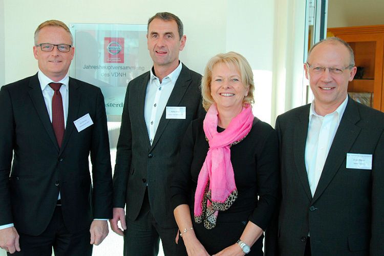 Führungsteam mit Lücken: (v.li.) Jörg Seemann (Geschäftsführer), Markus Walter, Marlies Wegener und Jürgen Mattern (alle Vorstandsmitglieder beim Nissan-Händlerverband). Nicht anwesend waren Frank Perez (Präsident) und Gisbert Schücking (Vorstandsmitglied). (Foto: Baeuchle)