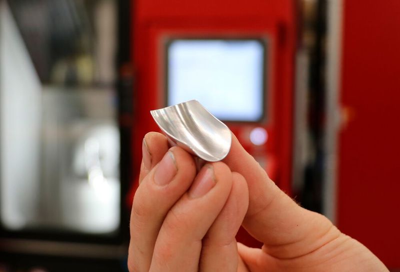 Ein von der Micro HD gefrästes Bauteil. Innerbichler sagt, dass die Anlage so präzise fertigt, dass man das kaum noch mit den eigenen Mitteln nachmessen kann. (Bild: Kern Microtechnik)