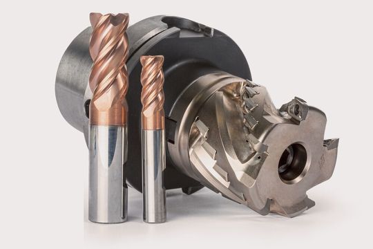 Mit dem Opti-Mill-Titan-HPC und dem Neo-Mill-Titan stehen im Titanbearbeitungsprogramm von Mapal zwei Werkzeuge für hohe Schnittwerte und mit durchdachter Wärmeabfuhr zur Verfügung.  (Bild:  Mapal)