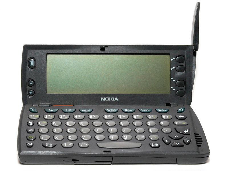 Kleincomputer: Mit einem 600 x 200 Pixel auflösendem LCD-Display und QWERTY-Tastatur war der Nokia Communicator (hier die zweite Generation, Modell 9110) 1996 einzigartig. Die Kommunikations-Infrastruktur konnte allerdings nicht mithalten: Mobilfunk und WLAN steckte noch in den Kinderschuhen, an Bluetooth war noch nicht zu denken. (Bild: Oldmobil / CC BY-SA 3.0)