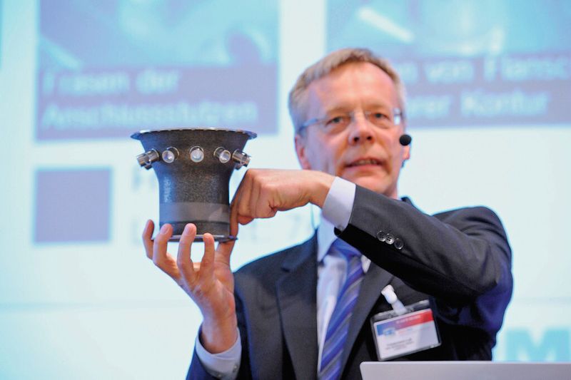 Friedemann Lell präsentiert den per Laserauftragschweißen gefertigten Aufbau eines Turbinengehäuses. (Bild: Messe Erfurt)