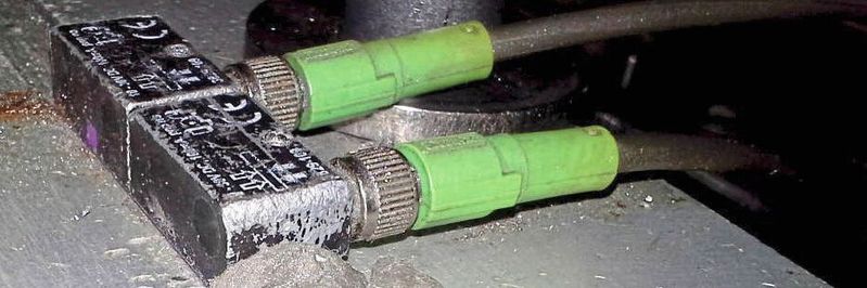 Magnetische Zylinder-Sensoren an einem speziellen Hydraulikzylinder. Die Sensoren müssen sehr hohen mechanischen Belastungen und Temperaturen bis 100 °C standhalten.(Bild:  IPF Electronic gmbh)