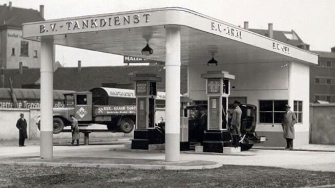 Eine Aral-Tankstelle von 1939 (Bild: Autoren-Union Mobilität/Aral)