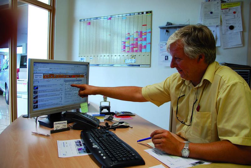Raimond Gustorf ist von dem professionellen EGA-Arbeitsplatz begeistert. Mit dem Programm kann er den kompletten Fahrzeugvertrieb managen. (Archiv: Vogel Business Media)