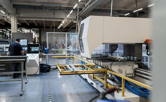 (Prall gefüllte Auftragsbücher: Die Vorproduktion läuft rund um die Uhr und die Kapazitäten sind am Anschlag. Bild: Solarlux GmbH)