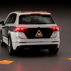 Sehen und gesehen werden, das sind das Grundprinzip von Auto-Lichtern. Doch die Fahrzeugbeleuchtung bekommt zukünftig viele neue Aufgaben und greift aktiv in die Kommunikation mit der Umwelt ein.(Bild:  VW)