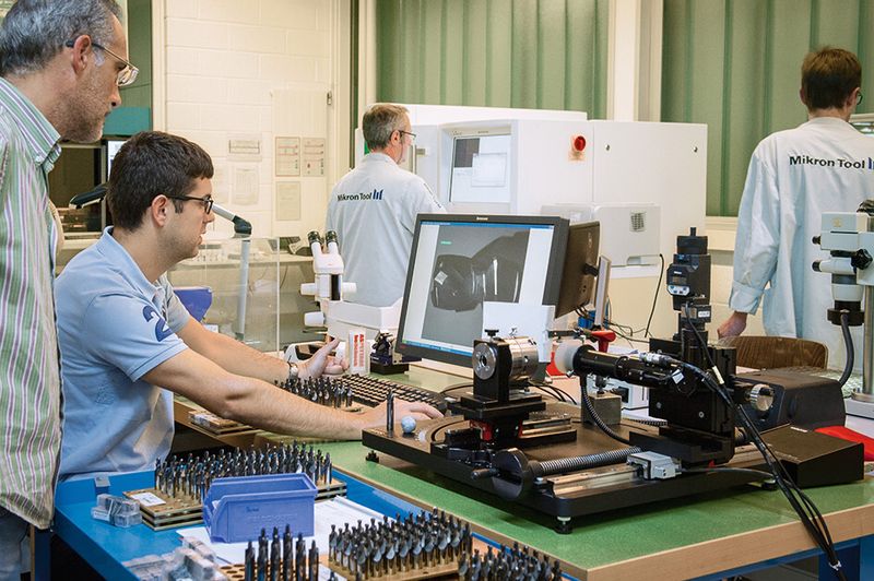 Hier in der Qualitätskontrolle werden die fertig bearbeiteten Werkzeuge kontrolliert, so dass nur einwandfreie Werkzeuge in den Versand gehen. (Bild: Thomas Entzeroth)