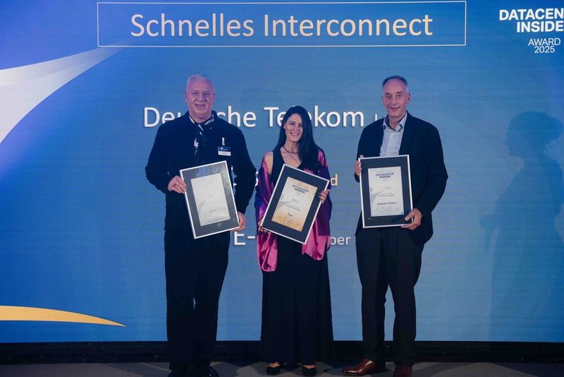 Die Gewinner in der Kategorie „Schnelles Interconnect“ sind: Der/die Interknoten DE-CIX (Silber), Cisco (Gold) und Deutsche Telekom (Platin). Für die Gewinnerunternehmen auf der Bühne stehen Carsten Titt von DE-CIX, Kim Finck von Cisco und Armin Jesse von der Deutschen Telekom.  (Bild: Manuel Emme Fotografie)