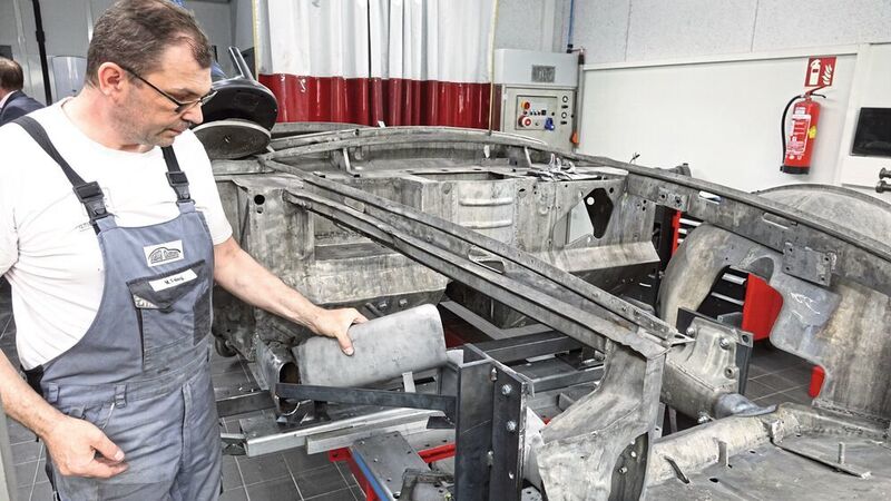 Blechkünstler: 800 bis 990 Stunden wird Marian Felegi benötigen, damit Rahmen und Aufbau dieses BMW 507 wieder so aussehen, wie sie einst das Werk verlassen hatten. (Dominsky/»kfz-betrieb«)