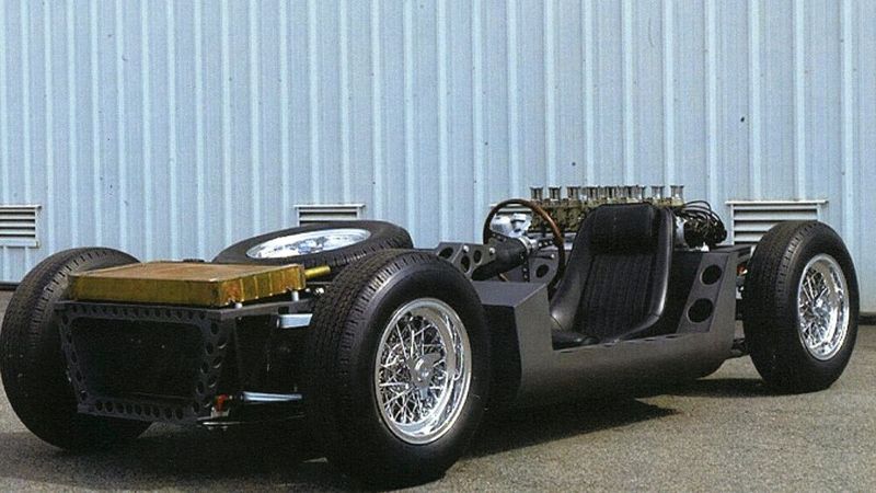 Noch ohne Karosserie zeigte Lamborghini im November 1965 auf dem Autosalon in Turin ein bloßes Fahrgestell: produziert aus gefaltetem Blech, durch zahlreiche gebohrte Öffnungen leichter gemacht. Darin sitzt ein 4,0-Liter-V12-Motor, der quer im Heck montiert ist.  (Bild: Lamborghini)